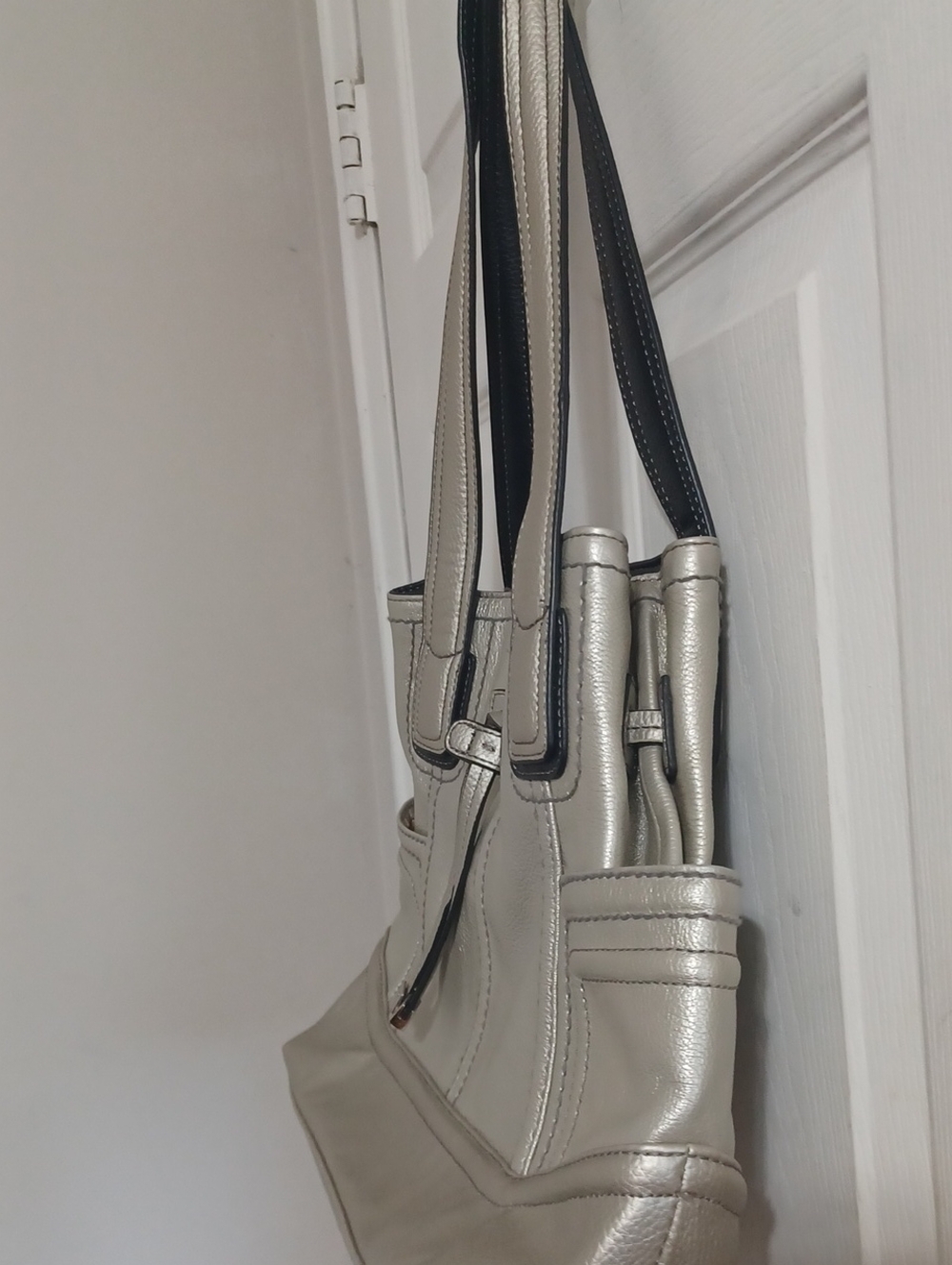 Tignanello Silver Women's Leather Tote Handbag - Sleek Metallic Shoulder Bag - Picture 4 of 11